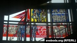 Спачатку я падумаў, што гэта нейкі чарговы сучасны твор, сьцёб з савецкага сацарту. Не, гэта аўтэнтычная некранутая мазаіка гэдээраўскіх часоў.