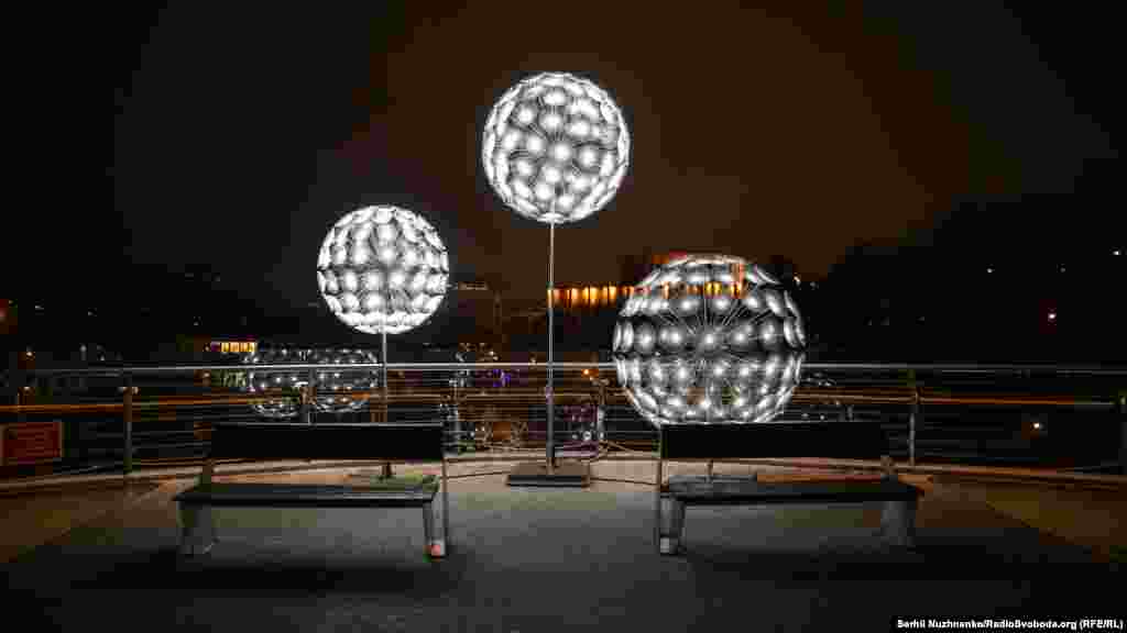 Пішохідно-велосипедний міст.&nbsp;Одну із зупинок маршруту &ndash; пішохідно-велосипедний міст&nbsp;над Володимирським узвозом&nbsp;&ndash; прикрасили інсталяцією у вигляді куль, що світяться