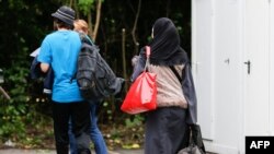 Германи -- МухIажираш къаьсташ хуьлу Германин гIаланийн урамашкахь. ХIамбург, 2013