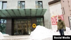 Аляксей Ганчарэнка каля месца правядзеньня свайго флэш-мобу. 8 лютага 2017 году.