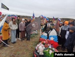 Выхаванцы Нурлацкага дзіцячага дома на могілках