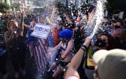 Байдендин тарапташтары анын жеңишин майрамдашууда.