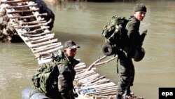 آنکارا از روز پنج شنبه هزاران سرباز را به مناطق مرزی عراق با ترکیه اعزام کرده است تا شورشيان کرد وابسته به حزب کارگران ترکيه مستقر در خاک عراق را سرکوب کنند( عکس: EPA)