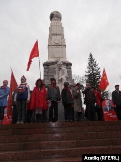 Ленин һәйкәле янында