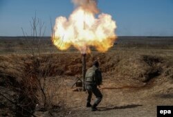 Український вояк робить постріл з міномета (ілюстраційне фото)