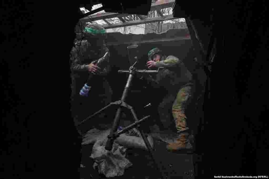 Військові відпрацьовують по координатах ще декілька мін. З рації чутно: &laquo;Ціль уражено&raquo;. В бліндажі перед мінометом мало місця, ми з колегою просто лежимо на землі, ледь піднявши камери, щоб не заважити роботі. Відпрацювавши, бійці маскують міномети та мають змогу відпочити деякий час&nbsp;