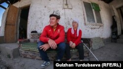 Арстанбек 32 жашта. Ал аялы Зулайка жана эки уулу менен Бишкектин четиндеги чакан үйдө күн кечирет.