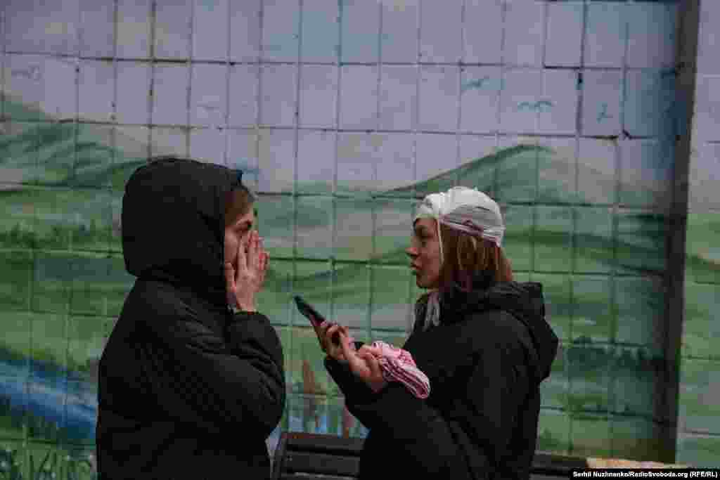 Мешканка пошкодженої багатоповерхівки (на фото праворуч) розповіла кореспондентові Радіо Свобода, що в момент влучання вона із сім'єю спали і що їй в голову полетіло вікно й телевізор. Київ, 29 листопада 2025 року 