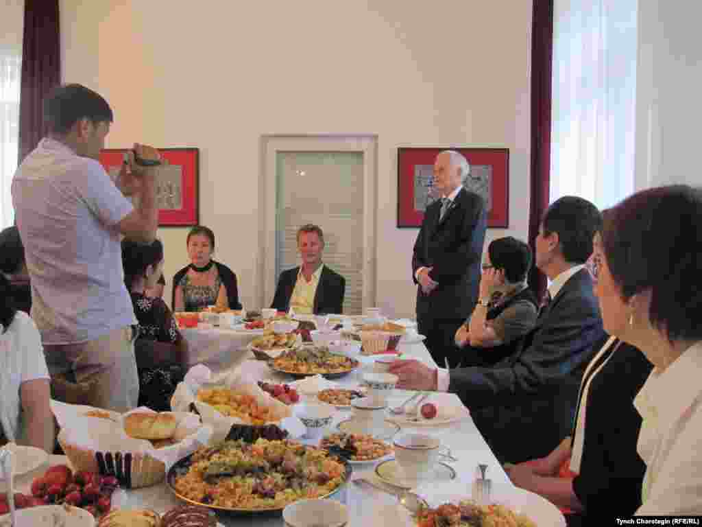 Во время поминального вечера.  - Поминальный вечер, посвященный жертвам трагических событий на юге Кыргызстана в июне 2010 г., был проведен 10 июня 2011 г. в Кыргызском посольстве в г.Берлин (ФРГ). Фото Т.Чоротегина. Радио “Азаттык”. 