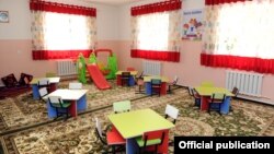 Алайдагы бала бакча. Иллюстрациялык сүрөт.