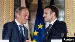 Premierul Poloniei, Donald Tusk (s), și președintele Franței, Emmanuel Macron (d).