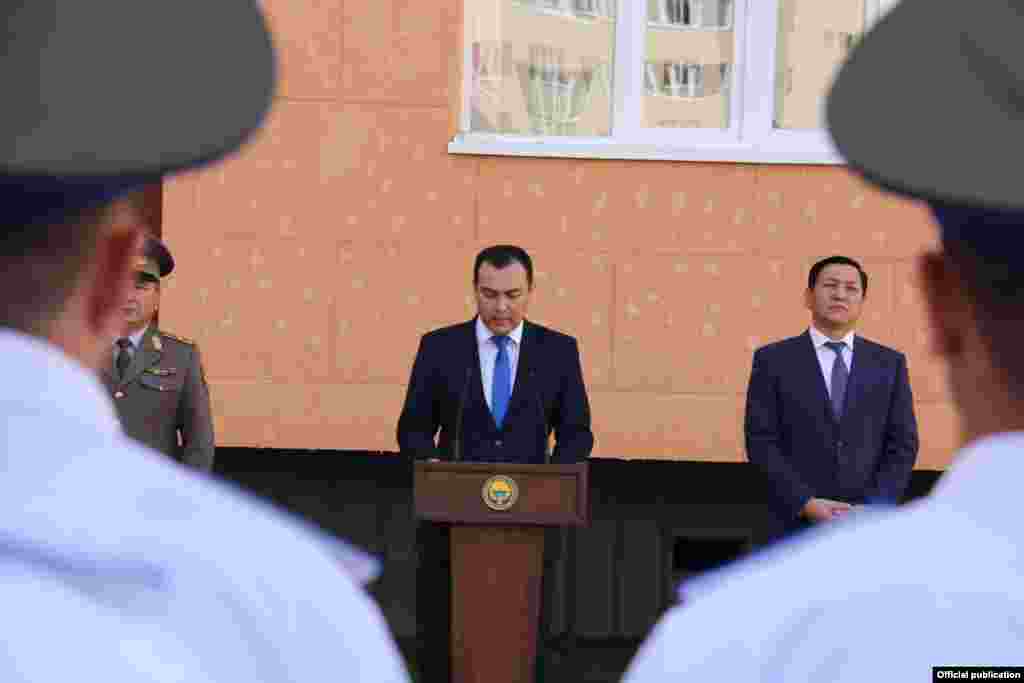 Коопсуздук кызматкерилерине жаңы батирлерди тапшыруу учурунда.&nbsp;