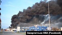 Пажар на прадпрыемстве ў Мукачаве пасьля расейскага абстрэлу 21 жніўня 2025 году