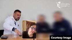 Журналистлар Володимир Золкин ва Шоҳида Ёқуб ўзбекистонлик асирлар билан суҳбатлашмоқда. Видео скриншоти. 