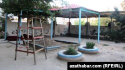 Aşgabatdaky çagalar bagynyň biri.