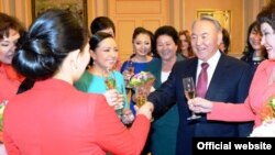 Президент Казахстана Нурсултан Назарбаев встретился с представительницами разных профессий по случаю Международного женского дня. Астана, 7 марта 2013 года.                                 