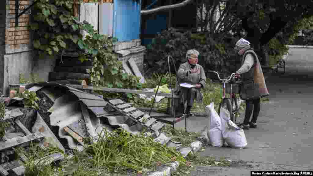 Регулярно сюди приїжджають волонтери і привозять допомогу. Проте деякі із жителів скаржаться, що цього їм замало для життя