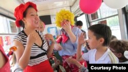 Участники праздничной акции "Трамвай детства". Павлодар, 1 июня 2012 года. Фото предоставлено Алией Саматовой.