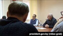 Аляксандар Лукашэнка ў СІЗА КДБ 10 кастрычніка 2020 году на сустрэчы з палітвязьнямі. Падчас сустрэчы Ціханоўскі сьмела размаўляў з Лукашэнкам. 