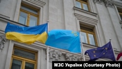 Ukrayina Tış işler nazirliginiñ binası ögünde qırımtatar milliy bayrağını tantanalı şekilde köterüv merasimi