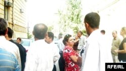 «GEN» MMC-dən zərərçəkmiş şəxslərin Bakı Şəhər İcra Hakimiyyəti qarşısında etiraz aksiyası. 29 avqust 2008