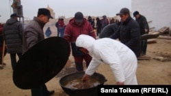 Приготовление к поминкам. Аул Тенге, 9 декабря 2012 года.