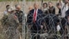 Президант США Дональд Трамп на границе США и Мексики
