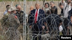 Президант США Дональд Трамп на границе США и Мексики
