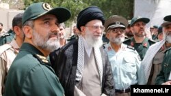 علی خامنه‌ای در بازدید از نمایشگاه «دستاوردهای هوافضای سپاه» به همراه امیرعلی حاجی‌زاده که امروز مسئولیت سرنگونی پرواز ۷۵۲ را پذیرفت.