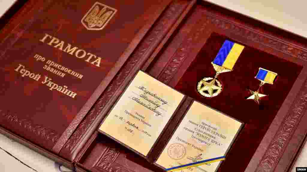 Орден &laquo;Золота Зірка&raquo;, який вручається разом із присвоєнням звання Герой України. &nbsp; У 2017 році орден вперше присудили іноземцю, громадянину Білорусі Михайлу Жизневському. Посмертно. Жизневский був убитий в 2014 році під час Революції гідності. Ордени багатьох країн супроводжуються мініатюрними версіями нагороди (праворуч), які можна прикріпити до одягу