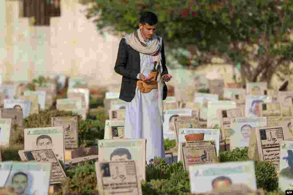 Санъо, Яман. Марде субҳи 6 июн ба зиёрати қабри гузаштагон омадааст 