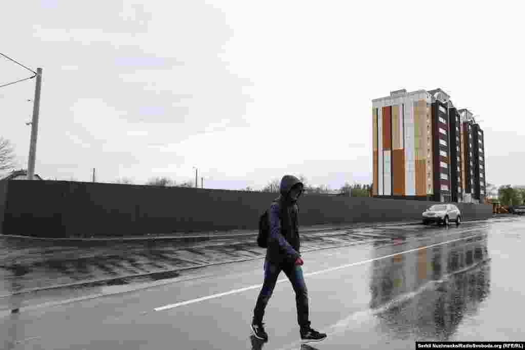 Під час бойових дій та окупації Бородянки загинула щонайменше 171 цивільна людина. Станом на 2025 рік статус безвісти зниклих все ще мають понад 60 людей / На фото праворуч – квітень 2025 року