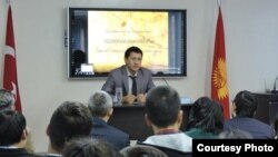 Ош мамлекеттик университетинин теология факультетинин деканы Самаган Мырзаибраимов.  