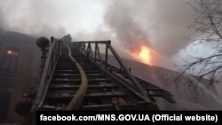 Будинок, що горить, прилягає до готелю «Дніпро» на розі Європейської площі