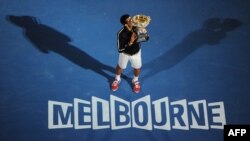 Победитель Открытого чемпионата Австралии по теннису Новак Джокович