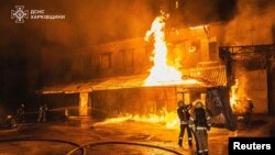 Рятувальники гасять пожежу після російського удару по Харкову, 23 квітня 2025 року