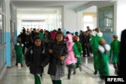 16-njy mekdepde rus dilinde sapak geçilýär. Aşgabat