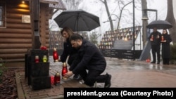 Уладзімір і Алена Зяленскія каля мэмарыялу загінулым падчас Рэвалюцыі годнасьці. 21 лістапада 2025 году