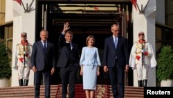 Прем'єр-міністр Польщі Дональд Туск, президент Франції Емманюель Макрон, президентка Молдови Мая Санду та канцлер Німеччини Фрідріх Мерц на груповому фото після спільної конференції в президентському офісі, Кишинів, 27 серпня 2025 року