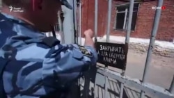 Охранять заключенных некому