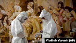 Медики в защитных костюмах в одном из временных стационаров в Бишкеке. Иллюстративное фото. 