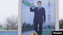 Türkmenistanyň öňki prezidenti Gurbanguly Berdimuhamedowyň köçesindäki portreti. Aşgabat (illýustrasiýa suraty)