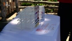 Активісти у Києві продемонстрували безпечну кров ВІЛ-позитивної людини (відео)