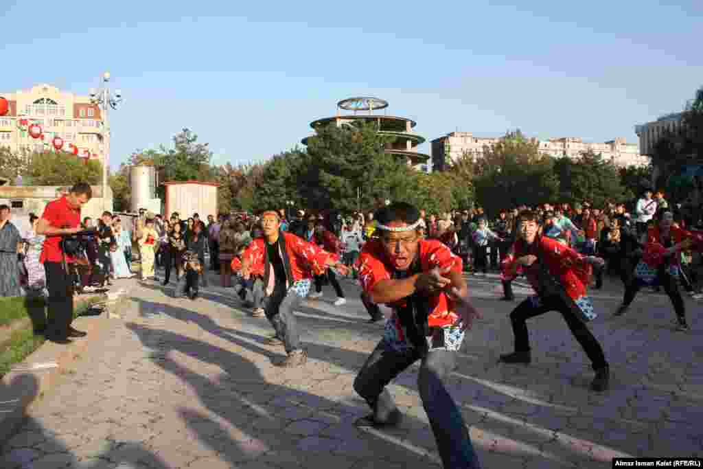 Энергичный танец японских рыбаков.