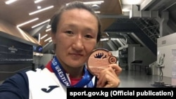 Айсулуу Тыныбекова кыз-келиндер күрөшү боюнча дүйнө чемпионатында коло байге алган учур. Париж. Франция. 23.08.2017-ж.