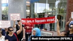 На акции протеста заемщиков Forte-банка. Алматы, 16 июня 2015 года.