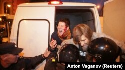 Пострадавшая при задержании на акции протеста сторонников Алексея Навального в Санкт-Петербурге, 7 октября 2017