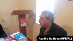 Rövşən Hacıbəyli, məhbuslara gətirilən kitabları qeydiyyata alır