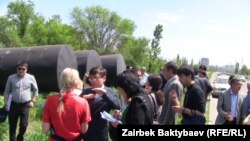 Жители столицы выступают против строительства АЗС в парковой зоне, Бишкек, 8 мая 2013 года.