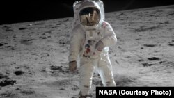 Астронавт Базз Олдрин Айдын үстүндө. Архивдик сүрөт